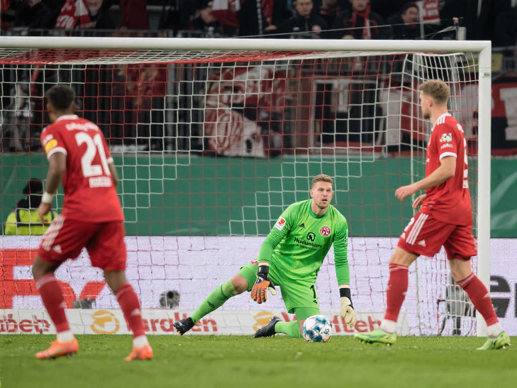 纽伦堡守门员90分钟禁区外失误,接连低级错误送大礼 纽伦堡守门员90分钟禁区外失误,接连低级错误送大礼